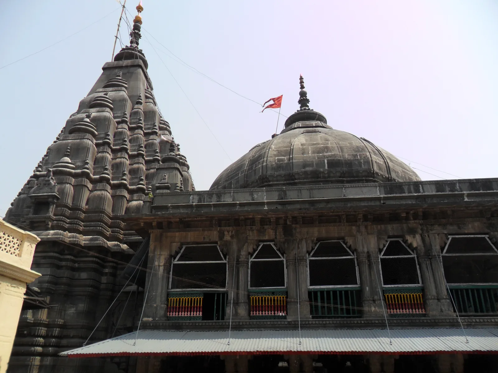 গয়াৰ বিষ্ণুপদ মন্দিৰৰ গাঢ় শিলৰ চূড়া আৰু গম্বুজ।