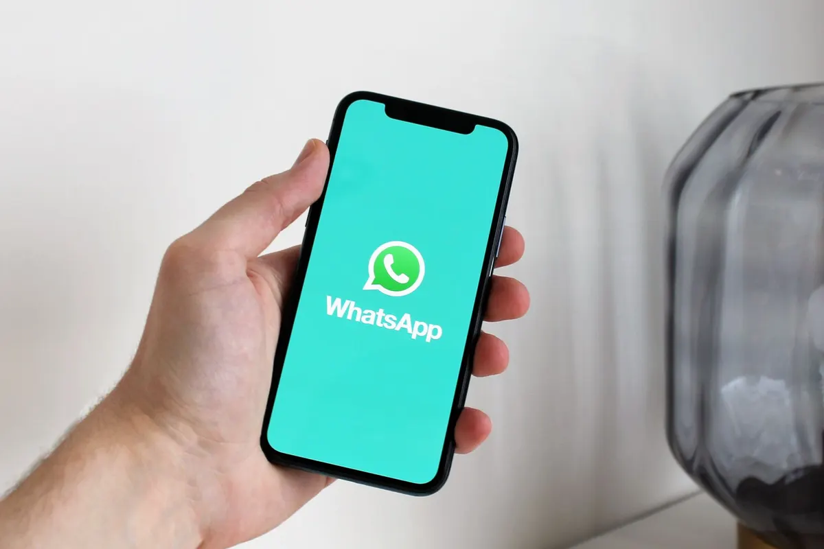 സ്മാർട്ട്ഫോൺ സ്ക്രീനിൽ തുറന്നിരിക്കുന്ന ഒരു WhatsApp സംഭാഷണം.