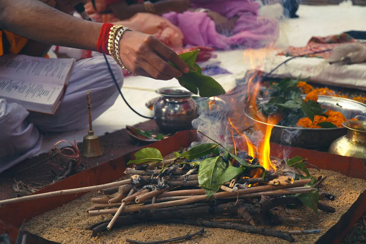 પૂજા વિધિ દરમિયાન થતો હવનનો અગ્નિ.